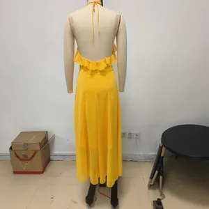 Vista trasera de un elegante vestido largo amarillo con cuello halter y volantes