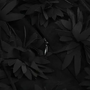 Primer plano de tela floral negra en 3D y cremallera oculta en un vestido de verano