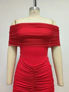 Dettaglio ravvicinato dell'elegante abito rosso aderente a rete arricciato su manichino