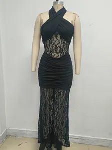 Detalle de un vestido largo halter negro con recortes de encaje y textura fruncida.