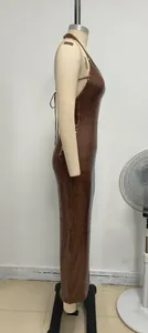Detail der Seitenansicht eines tiefbraunen langen Paillettenkleides mit Neckholder