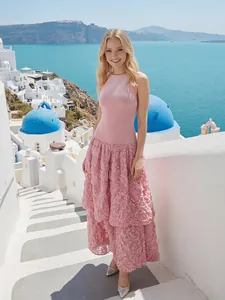 Vista dettagliata del pizzo floreale rosa 3D su un abito da vacanza in stile francese