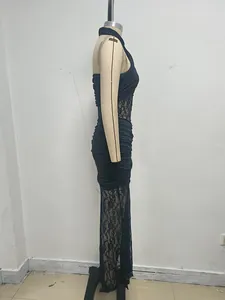 Vista lateral de vestido largo negro con cuello halter, encaje y detalles fruncidos