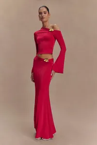 Elegante conjunto de vestido largo rojo de dos piezas con top asimétrico y flores 3D