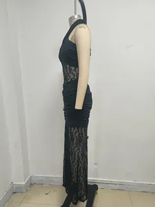 Vista lateral de un vestido largo halter negro con paneles de encaje y detalles plisados.
