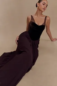 Elegante vestido de noche de corsé de terciopelo marrón con tirantes transparentes