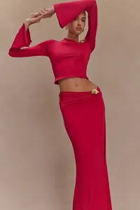 Elegante conjunto de falda larga roja ajustada con flores metálicas y mangas de campana