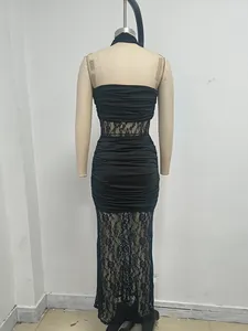 Detalle trasero de un vestido largo halter negro con elegantes paneles de encaje fino