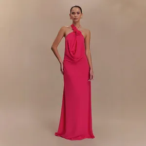 Elegante vestido de fiesta magenta con cuello halter, flores en 3D y espalda abierta