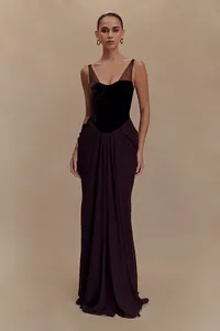 Elegante vestido de noche marrón oscuro con corpiño de terciopelo y falda larga de gasa drapeada