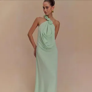 Elegante vestido largo verde salvia con cuello halter, flores 3D y espalda abierta
