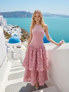 Dettaglio della gonna a strati in pizzo rosa 3D su un vestito da vacanza rosa halter