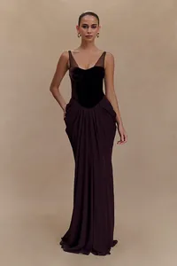 Elegante vestido de noche tipo corsé marrón chocolate con tirantes de malla y falda larga