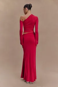 Vista de detalle de un conjunto de falda larga roja de dos piezas con corte ajustado chic.