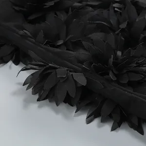 Primer plano de flores de tela negra en 3D en un detalle de vestido de verano
