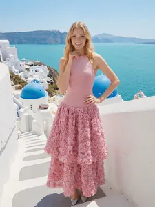 Vista dettagliata di un abito rosa con scollo all'americana e gonna in pizzo a rose 3D
