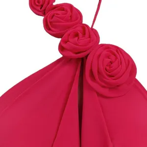 Primer plano de un elegante vestido halter magenta con detalles de rosas de tela en 3D