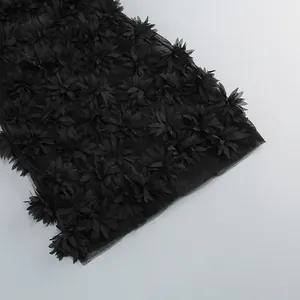 Primer plano detallado de flores de tela 3D en vestido de verano de malla