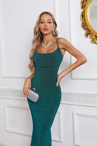 Détail d'une robe moulante à bretelles vert foncé pailletée avec texture de tissu brillante