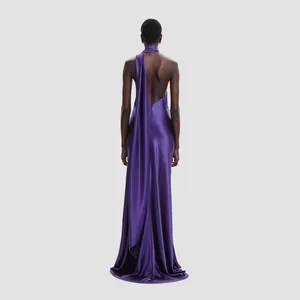 Elegante vestido de noche largo de satén morado con cuello halter y espalda al aire