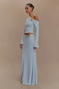 Elegante conjunto azul claro de cuello oblicuo con flores 3D y falda larga maxi