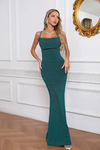 Robe longue élégante à paillettes vert émeraude avec bretelles fines et coupe moulante