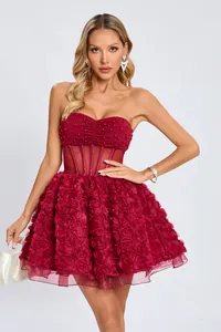 Detalle del vestido de fiesta burdeos palabra de honor con flores 3D y cuentas