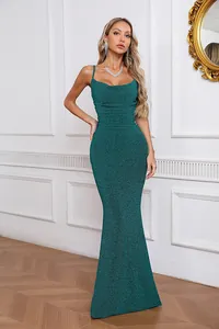 Vue complète d'une élégante robe longue à paillettes vertes sur un mannequin de mode