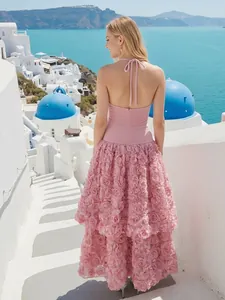 Vista posteriore di un abito halter rosa con i dettagli della gonna a rose in 3D
