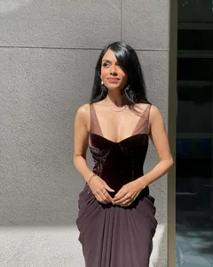 Elegante vestido de noche de terciopelo francés con tirantes de malla y falda drapeada