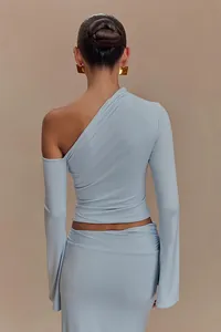 Vista posterior de un elegante conjunto de falda y top de un solo hombro azul cielo.