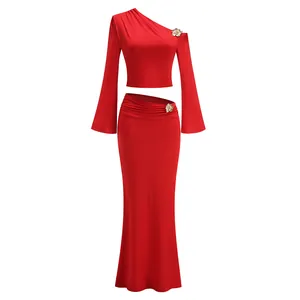 Vista detallada del elegante conjunto de vestido rojo de un hombro con adornos florales