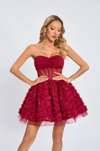Vista detallada del vestido palabra de honor granate con corpiño de cuentas y falda 3D