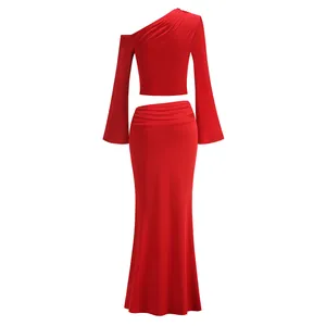 Elegante conjunto rojo de dos piezas con top de un hombro y falda larga al suelo