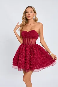 Elegante vestido de cóctel burdeos palabra de honor con falda con textura de flores 3D