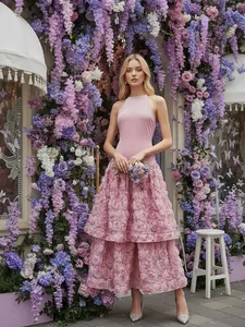 Dettaglio di abito rosa francese con pizzo rosa 3D e gonna a balze