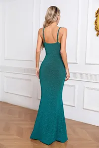 Vue arrière d'une robe longue en maille métallisée turquoise avec coupe sirène