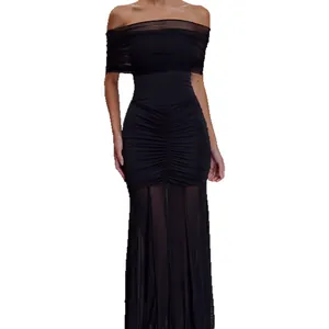 Elegante abito lungo nero con spalle scoperte in rete e dettagli arricciati slim