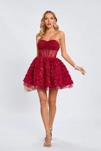 Una vista detallada del vestido corsé burdeos con falda texturizada de flores 3D