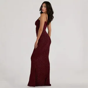 Vue latérale professionnelle d'une robe longue à paillettes bordeaux avec fines bretelles