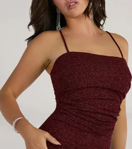Détail rapproché de la robe caraco moulante à paillettes bordeaux avec fronces