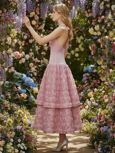 Abito rosa con scollo all'americana e gonna a strati in pizzo rosa 3D in un giardino