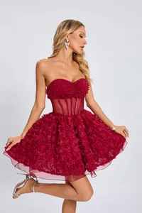 Detalle de las texturas florales en 3D y el corpiño con cuentas de un vestido de fiesta granate