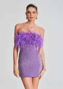 Dettaglio mini abito viola con paillettes e piume di struzzo eleganti, design senza spalline