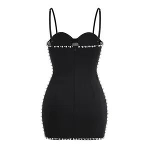 Vista trasera de vestido ajustado negro con elegante ribete de perlas