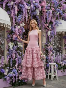 Dettaglio del tessuto in pizzo rosa 3D a strati su questo elegante abito rosa all'americana