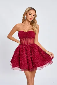 Detalle de vestido palabra de honor granate con corpiño de cuentas y falda de flores 3D