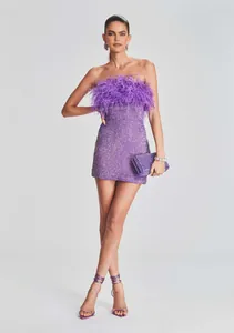 Abito mini elegante in paillettes viola con bordo in piume di struzzo sul bustino