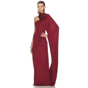 Elegante vestido de noche bordeaux ajustado con una espectacular manga de chal larga