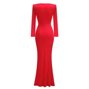 Vista trasera de un elegante vestido largo rojo de manga larga con corte sirena